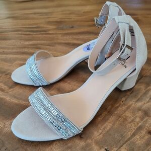 BNWT White Mountain Beige 8.5W Heels with Rhinestone Embellishments